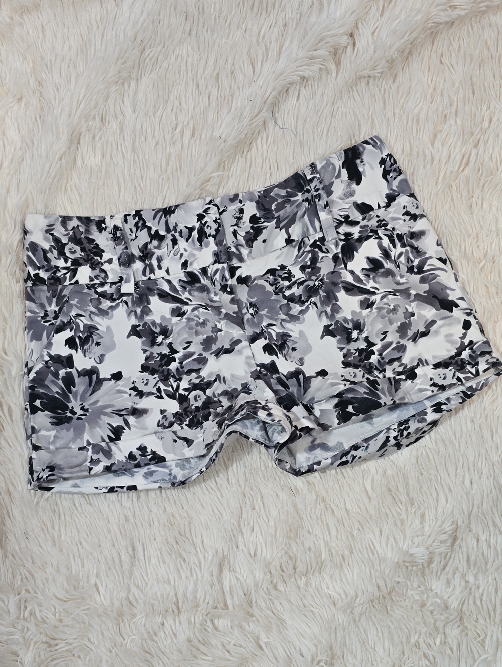Guess Women's Black & White Floral Shorts Size 28